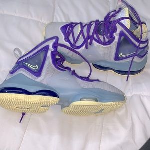 in good condition everything is good still have the box they came in